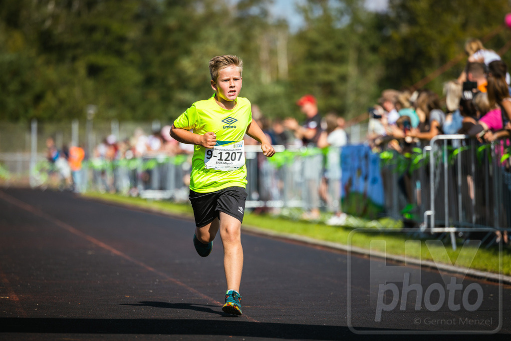 16. Hoywoj-CityLauf im Sportforum Hoyerswerda - 16.09.2023 | 1km VBH-Grundschul-Lauf 2. Klassen - Realisiert mit Pictrs.com