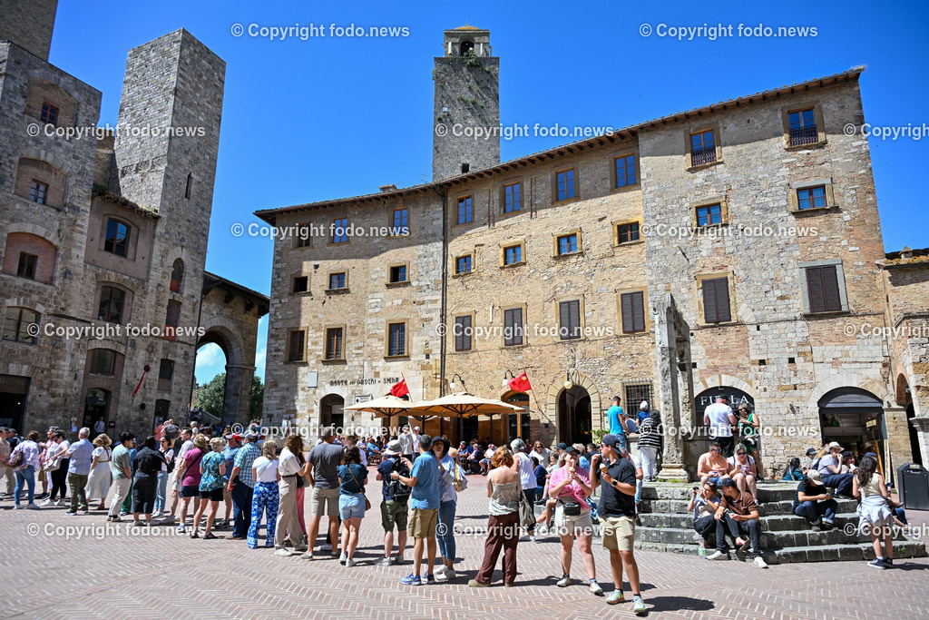 Italien_ Toskana_ San Gimignano_ 31.05.2024-28 | 31.05.2024, Italien, ITA, Toskana, San Gimignano im Bild Stadtansichten Gebäude, Architektur, Touristen, Historisch, Souvenir, Ansichten der berühmten Stadt San Gimignano in der Toskana-Italien - View of the famous town San Gimignano in Tuscany-ItalySan Gimignano ist eine italienische Kleinstadt in der Toskana mit einem mittelalterlichen Stadtkern. San Gimignano wird auch die Stadt der Türme genannt. Die Stadt liegt in der Provinz Siena. Sie gehört neben Florenz, Siena und Pisa zu den von Touristen meist besuchten Zielen in der Toskana.