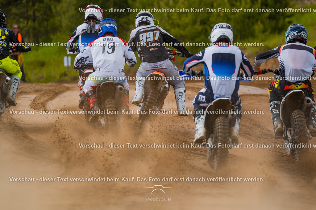 20260517_Templin-7445 | Sportfotografin aus Berlin-Brandenburg mit Fokus auf Motocross. Ich halte deine sportliche Leistung und echte Emotionen auf und neben der Strecke professionell fest. Entdecke die Fotos von deinem Rennen und bestelle sie direkt hier im Shop.