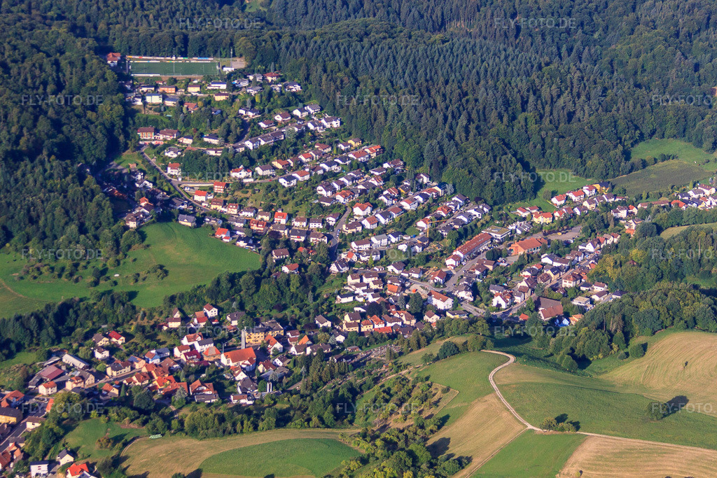Luftbild: Am Wetzelsberg mit Fussballplatz im Wald des SV 1898 Unter-Flockenbach e. V. im Ortsteil Unterflockenbach in Gorxheimertal im Bundesland Hessen in Deutschland. Foto: IMG_52133.jpg vom 19.08.2012 durch Werner Riehm/FLY-FOTO.de – SV-Unterflockenbach - m SV-Unterflockenbach - der Heimat des Sports in Unterflockenbach