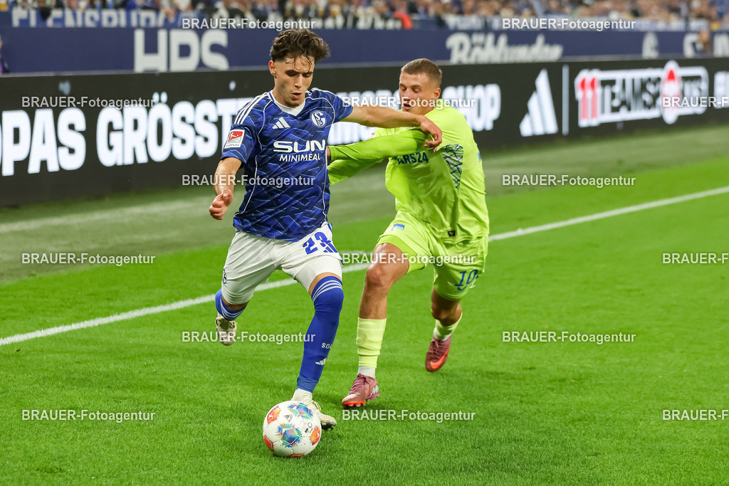 1_S04BER_20250801_4130.JPG -  - FC Schalke 04 - Hertha BSC Berlin - 2. Bundesliga | Gelsenkirchen, Deutschland, 01.08.25: Soufiane El-Faouzi (FC Schalke 04) und Michael Cuisance (Hertha BSC Berlin) im Kampf um den Ball waehrend des Spiels der 2. Bundesliga zwischen FC Schalke 04 - Hertha BSC Berlin in der Veltins-Arena am 01. August 2025 in Gelsenkirchen, Deutschland. (Foto von Stefan Brauer/Brauer-Fotoagentur)DFB/DFL REGULATIONS PROHIBIT ANY USE OF PHOTOGRAPHS AS IMAGE SEQUENCES AND/OR QUASI-VIDEO.