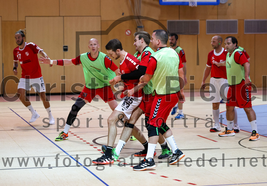 2022-10-01_020_SpVgg_Altenerding_II_gegen_TSV_Taufkirchen-Vils | Erding, Deutschland, 01.10.2022:
Handball, Bezirksklasse Männer 2022 / 2023, 1. Spieltag, SpVgg Altenerding II gegen TSV Taufkirchen/Vils, Endergebnis: 21:32

Bennet Braune (SpVgg Altenerding, #13), Christoph Huber (TSV Taufkirchen/Vils, #25)

Foto: Christian Riedel / fotografie-riedel.net