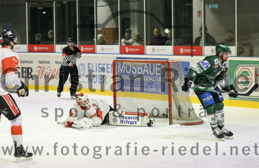2024-01-12_108_TSV_Erding_gegen_EV_Dingolfing | Erding, Deutschland, 12.01.2024:
Eishockey, Bayernliga Vorrunde 2023 / 2024, 24. Spieltag, TSV Erding gegen EV Dingolfing, Endergebnis: 10:2

Dennis Jedrus (EV Dingolfing, #1), Luke Kuka (Erding Gladiators, #7)

Foto: Christian Riedel / fotografie-riedel.net
