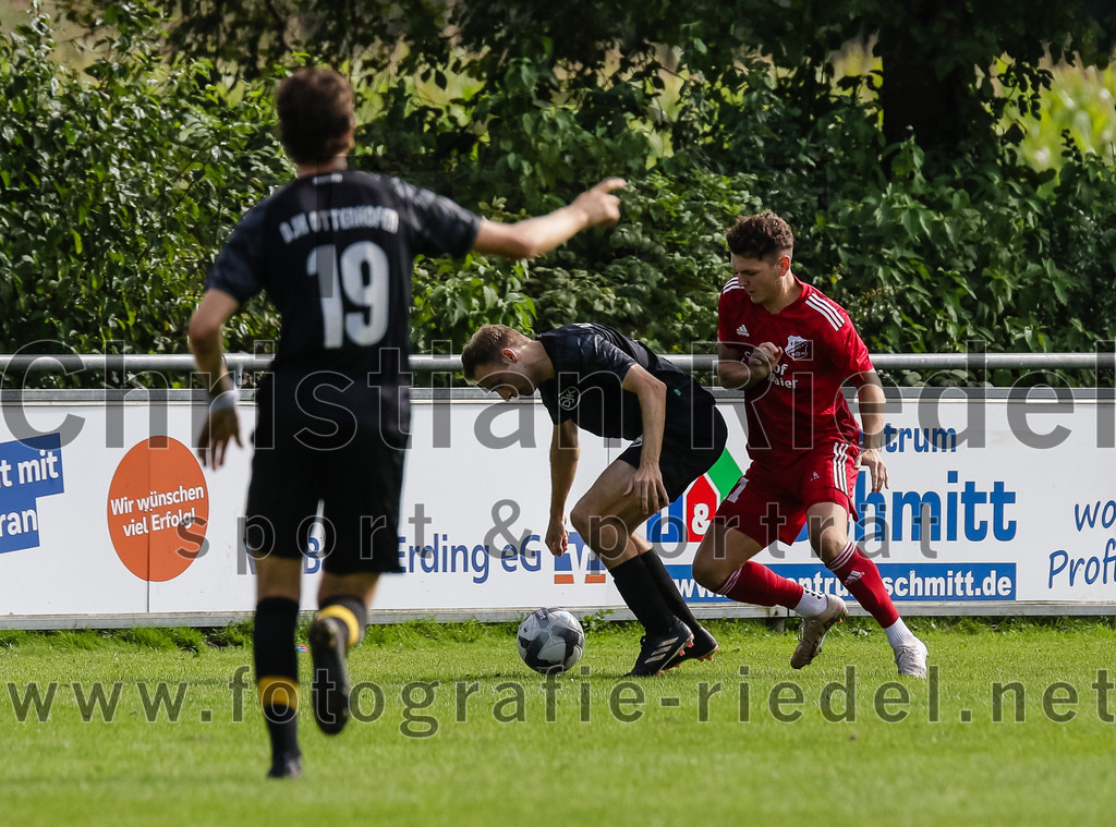2023-09-17_004_DJK_Ottenhofen_gegen_FC_Finsing_II | Ottenhofen, Deutschland, 17.09.2023:
Fußball, Kreisklasse 2023 / 2024, 7. Spieltag, DJK Ottenhofen gegen FC Finsing II, Endergebnis: 3:0

Markus Morawietz (DJK Ottenhofen, #10), Andreas Ullmann (FC Forstern, #11)

Foto: Christian Riedel / fotografie-riedel.net