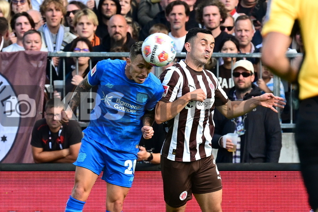 KBS Picture_FCStPauli-Bayer04Leverkusen_036 | v.l. Grimaldo Alejandro (Bayer04Leverkusen) , Saliakas Manolis (St.Pauli) ,Sportplatz :  Millerntor Stadion, - Realisiert mit Pictrs.com