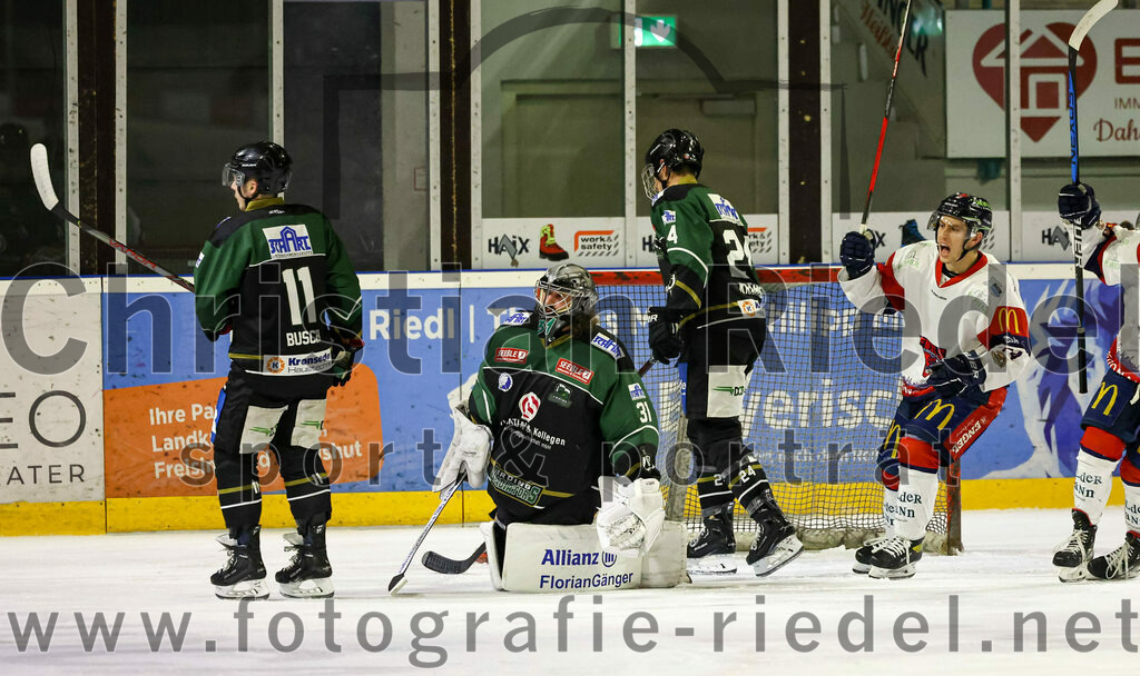 2023-02-19_079_TSV_Erding_gegen_VfE_Ulm-Neu-Ulm | Erding, Deutschland, 19.02.2023:
Eishockey, Bayernliga Meisterrunde Gruppe B 2022 / 2023, 5. Spieltag, TSV Erding gegen VfE Ulm/Neu-Ulm, Endergebnis: 

Sebastian Busch (Erding Gladiators, #11), Torwart Christoph Schedlbauer (Erding Gladiators, #31), Lukas Krämmer (Erding Gladiators, #24)

Foto: Christian Riedel / fotografie-riedel.net