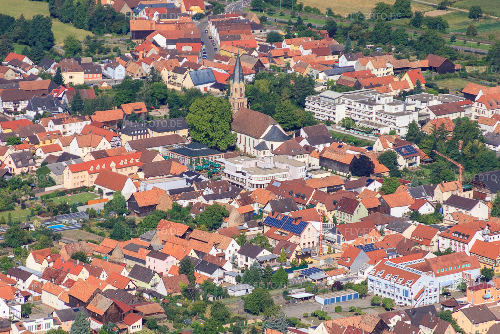Luftbild: Kirche St. Mauritius und Braunsche Stiftung in Rülzheim im Bundesland Rheinland-Pfalz in Deutschland. Foto: IMG_52320.jpg vom 19.08.2012 durch Werner Riehm/FLY-FOTO.de