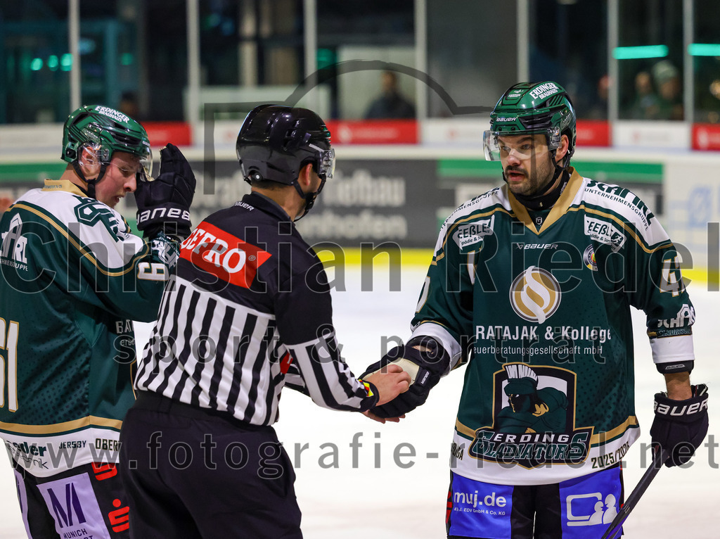 2025-12-19_107_TSV_Erding_gegen_Toelzer_Loewen | Erding, Deutschland, 19.12.2025:Eishockey, Oberliga Süd 2025 / 2026, 27. Spieltag, TSV Erding gegen Tölzer Löwen, Endergebnis: 2:5Dennis Miller (Erding Gladiators, #61), Marco Pfleger (Erding Gladiators, #47)Foto: Christian Riedel / fotografie-riedel.net