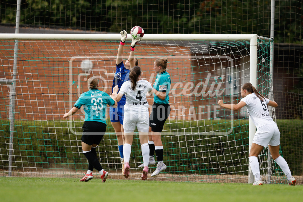 Fußball I Frauen I Westfalenpokal 26-27 I DJK GW Amelsbüren - SSV Rhade  I 18842 | Cilly Plaßmann (12, SSV Rhade) mit einer Parade - Realisiert mit Pictrs.com