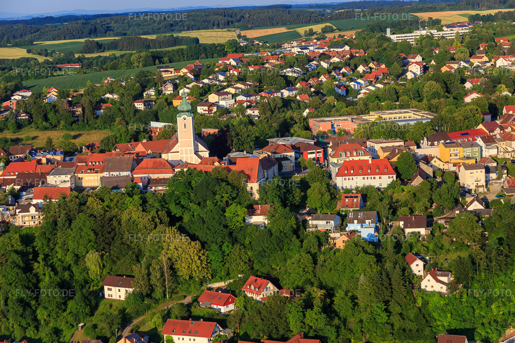 Luftbild: Stadtpfarrkirche Mariä Himmelfahrt im Ortsteil Zanklau in Landau im Bundesland Bayern in Deutschland. Foto: IMG_090327.jpg vom 01.07.2016 durch Werner Riehm/FLY-FOTO.de