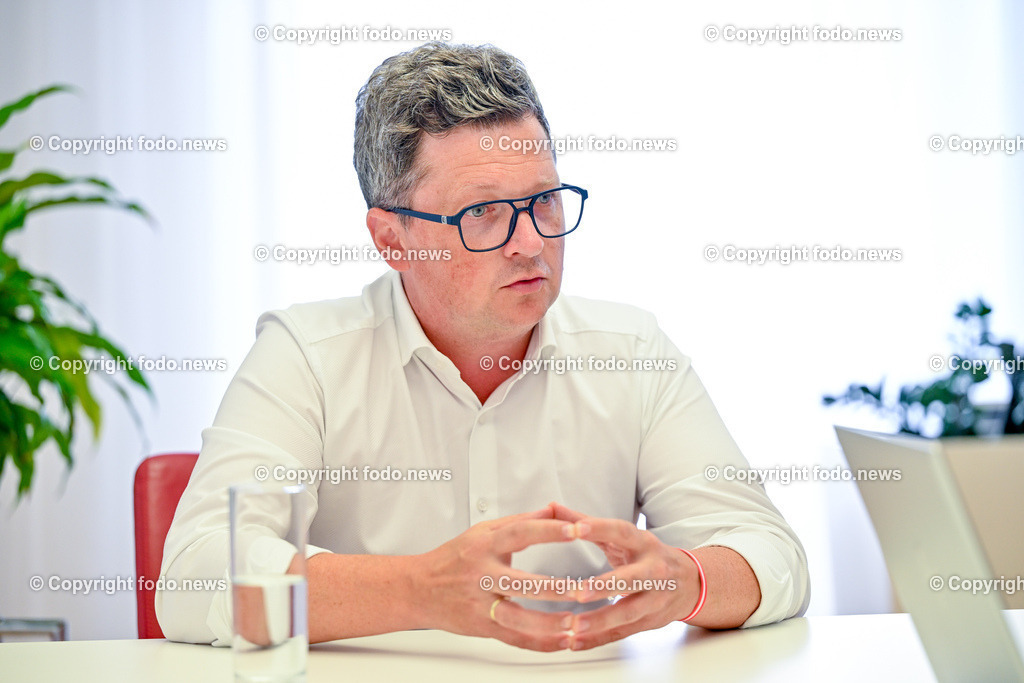 LR Michael Lindner (SP)_ 02.09.2024-11 | 02.09.2024, Linz, AUT, LR Michael Lindner (SP) im Bild LR Michael Lindner (SP,  Landesparteivorsitzender SPOE OE) waehrend eines Interview in seinem Buero in Linz