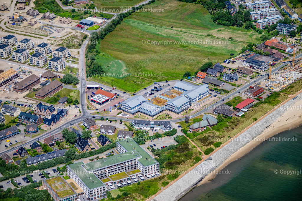 Sylt_List_Sylter_Markt_ELS_1363210625 | LIST 21.06.2025 Geschäftshaus " Sylter Markt " an der Meeres-Küste in List auf der Insel Sylt im Bundesland Schleswig-Holstein, Deutschland. // Commercial building "Sylter Markt" on the sea coast in List on the island of Sylt in the federal state of Schleswig-Holstein, Germany. Foto: Martin Elsen
