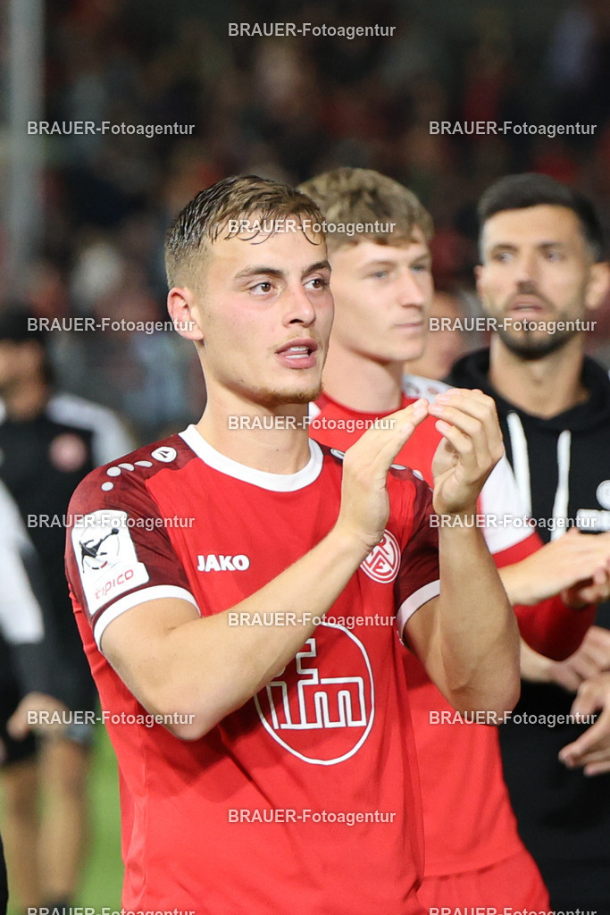 SV Wehen Wiesbaden - Rot-Weiss Essen | Wiesbaden, Deutschland, 22.08.2025XXwährend des drittliga Spiels zwischen SV Wehen Wiesbaden und Rot-Weiss Essen am 22.08.2025 in der BRITA-Arena in Wiesbaden. (Foto von Timo Bluhmki-Schmidt/Brauer Fotoagentur