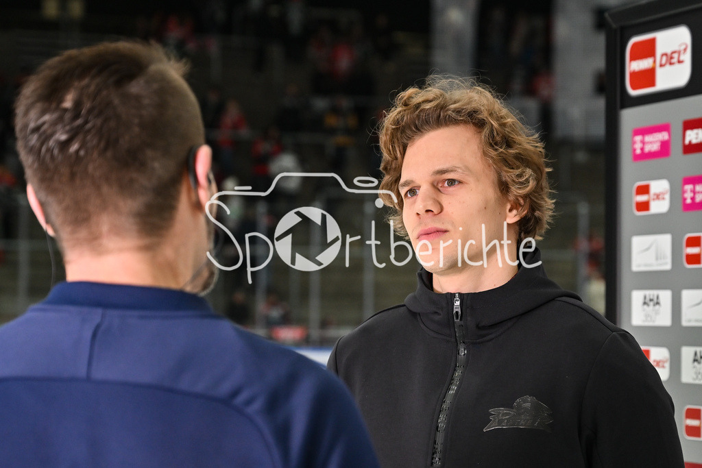 Augsburger Panther - Adler Mannheim | AUGSBURG, GERMANY - 28. DECEMBER: beim Interview von MagentaSport - Tim WOHLGEMUTH (Augsburger Panther 33) / Einzelfoto / Freisteller vor dem Match zwischen den Augsburger Panthern und den Adler Mannehim am 33. Spieltag der Penny DEL im Curt Frenzel Stadion