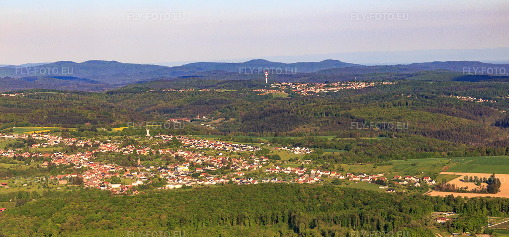 Vue aérienne: Vue d'une ville des Vosges du Nord depuis l'ouest à Montbronn dans le département Moselle, France. Photo: IMG_145770.jpg prise le 30/04/2025 par Werner Riehm/FLY-FOTO.eu – Résolution de l'original: 5472 x 2557 px
