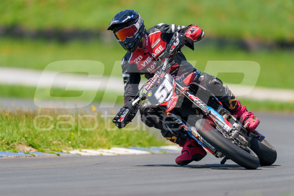 G-Cup + Supermoto Staatsmeisterschaft + Hungarian Supermoto Championship | GRIPcapture steht für authentische Sportfotografie in Österreich – für Momente, die mehr sind als Geschwindigkeit oder Ergebnis. Es geht um Emotion, Spannung, Fokus und den Augenblick, der oft nur einen Wimpernschlag dauert.Ob Motorsport, Teamsport oder 