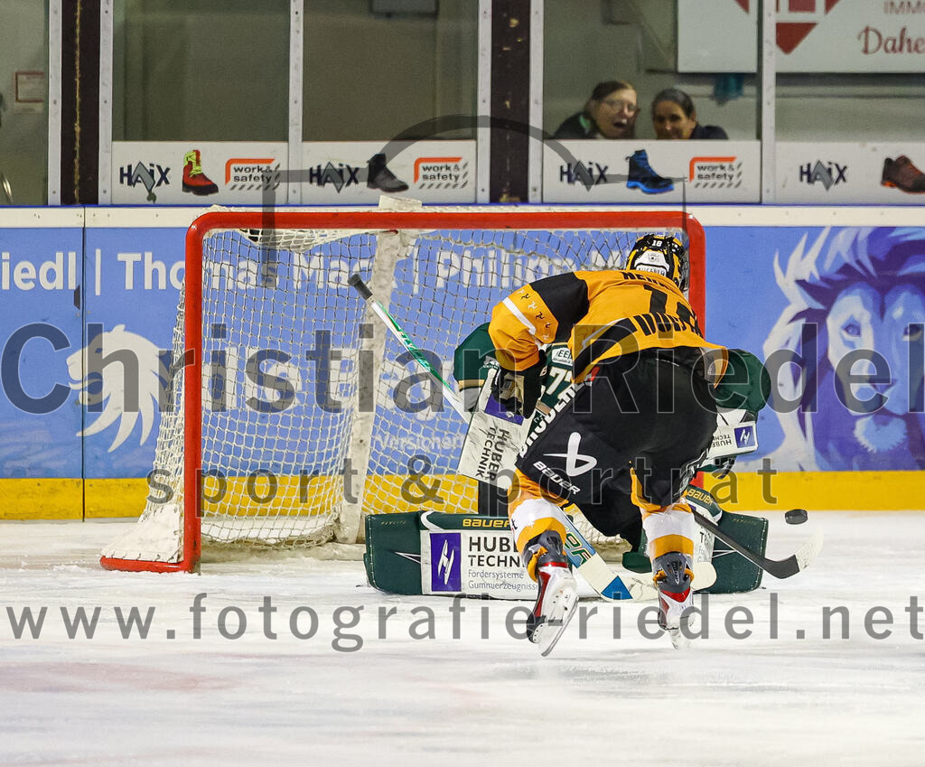 2025-11-02_112_TSV_Erding_gegen_EV_Fuessen | Erding, Deutschland, 02.11.2025:Eishockey, Oberliga Süd 2025 / 2026, 15. Spieltag, TSV Erding gegen EV Füssen, Endergebnis: 2:6Torwart David Zabolotny (Erding Gladiators, #72), Bauer Neudecker (EV Füssen, #18)Foto: Christian Riedel / fotografie-riedel.net