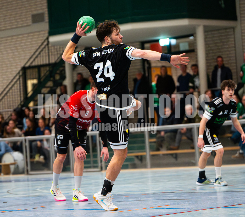 Handball I Herren I Saison 2025-2026 I Verbandsliga West I 13. Runde I SFN Vechta - HSG Varel II I 7592 | Jan Linne (24, SFN Vechta) - Realisiert mit Pictrs.com