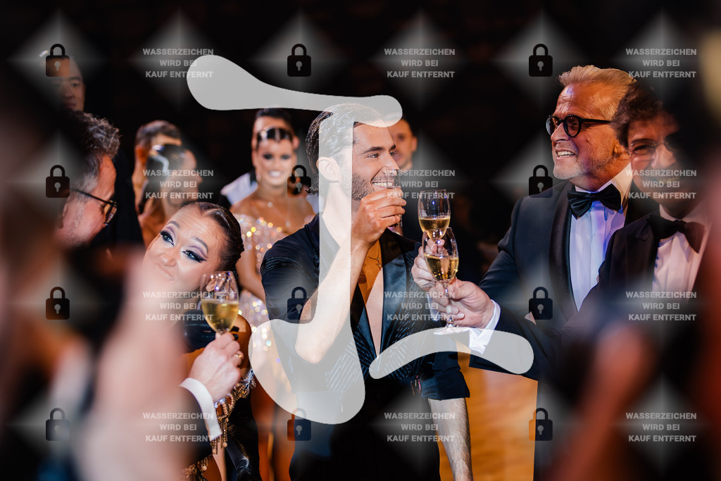 Goldstadtpokal 2025 - WDSF World Open Latin Siegerehrung-2025-01-26-2675 | Webshop for digital downloads and prints of dance sport, event & show photographer Julian Link - Realisiert mit Pictrs.com