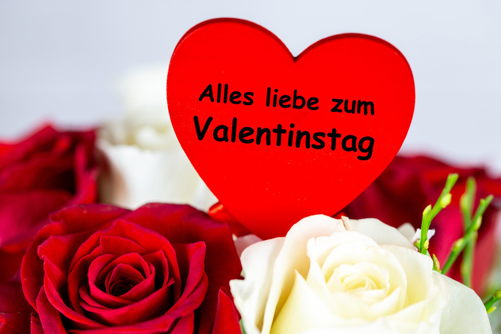 Valentinstag, Valentinsgrüße: Blumenstrauß mit weißen und roten Rosen und ein Herz mit der Aufschrift ALLES LIEBE ZUM VALENTINSTAG | Valentinstag, Valentinsgrüße: Blumenstrauß mit weißen und roten Rosen und ein Herz mit der Aufschrift ALLES LIEBE ZUM VALENTINSTAG - Realisiert mit Pictrs.com