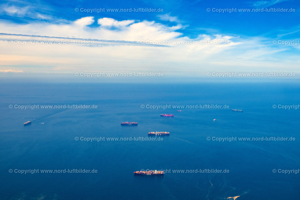 Nordsee_Deutsche_Bucht_Containerschiffe_Auf_Reede_ELS_6578250622 | HELGOLAND 25.06.2022 Containerschiffe auf Reede vor Helgoland in der deutschen Bucht im Bundesland Niedersachsen, Deutschland. // Container ships on the roadstead off Helgoland in the German Bight in the state of Lower Saxony, Germany. Foto: Martin Elsen