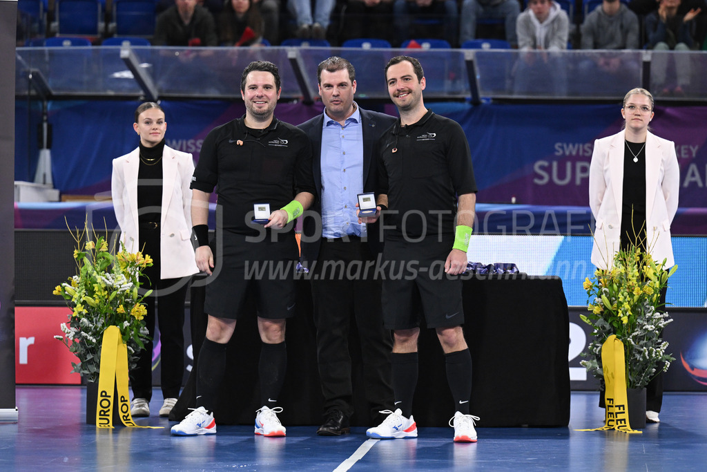 SV Wiler-Ersigen vs Floorball Köniz - 15. April 2023 | SV Wiler-Ersigen vs Floorball Köniz
Stimo Arena, Kloten
Schiedsrichter Yvan Buehler und Janick Buehler mit Tino Erni.
Bild: Sportfotografie Markus Aeschimann | www.markus-aeschimann.ch - Realisiert mit Pictrs.com