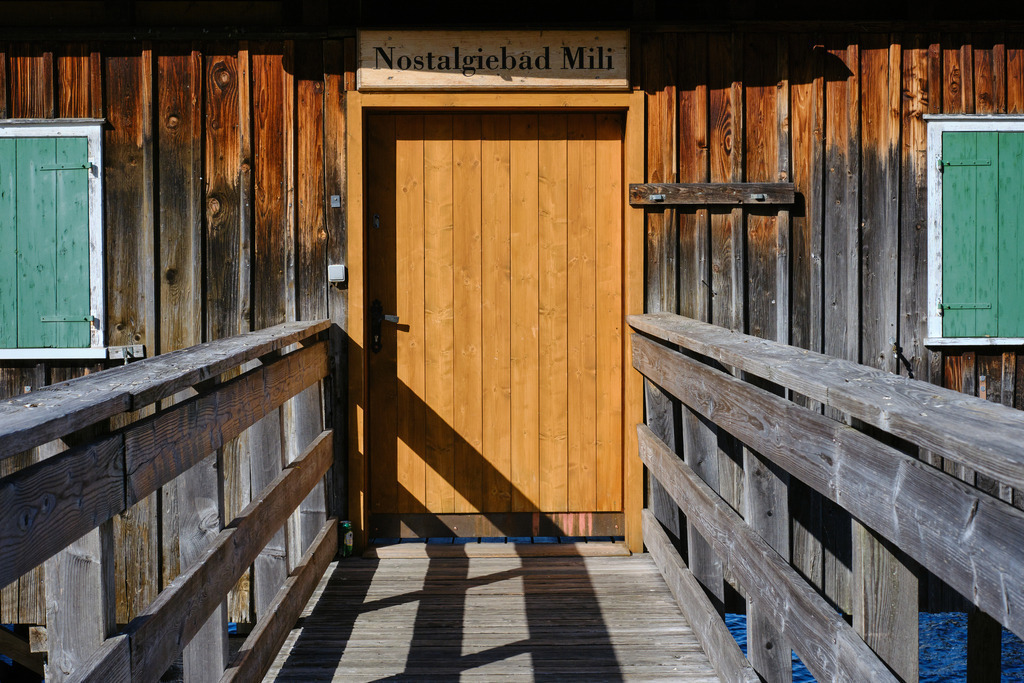 Blick auf das Militärbad in Bregenz | Bregenz, Austria - October 11, 2023: Blick auf das Militärbad in Bregenz am Bodensee. - Realisiert mit Pictrs.com