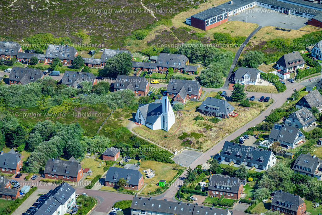 Sylt_Hörnum_Kirche_St_Thomas_Evluth_Kirchengemeinde_Hörnumrantum_Sylt_ELS_5950130825 | HöRNUM (SYLT) 13.08.2025 Kirchengebäude der St. Thomas Kirche in der Ortsmitte in Hörnum (Sylt) im Bundesland Schleswig-Holstein, Deutschland. // Church building of St. Thomas Church in the center of Hoernum (Sylt) in the state Schleswig-Holstein, Germany. Foto: Martin Elsen