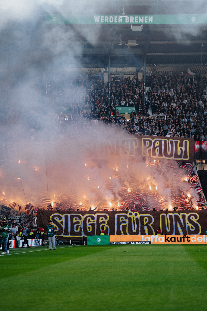 FCS06833 | Der offizielle Shop für FC St. Pauli Fotos. Wähle aus Spielszenen & Fanmomenten dein FCSP Wunschformat. Wir liefern Millerntor-Atmosphäre.