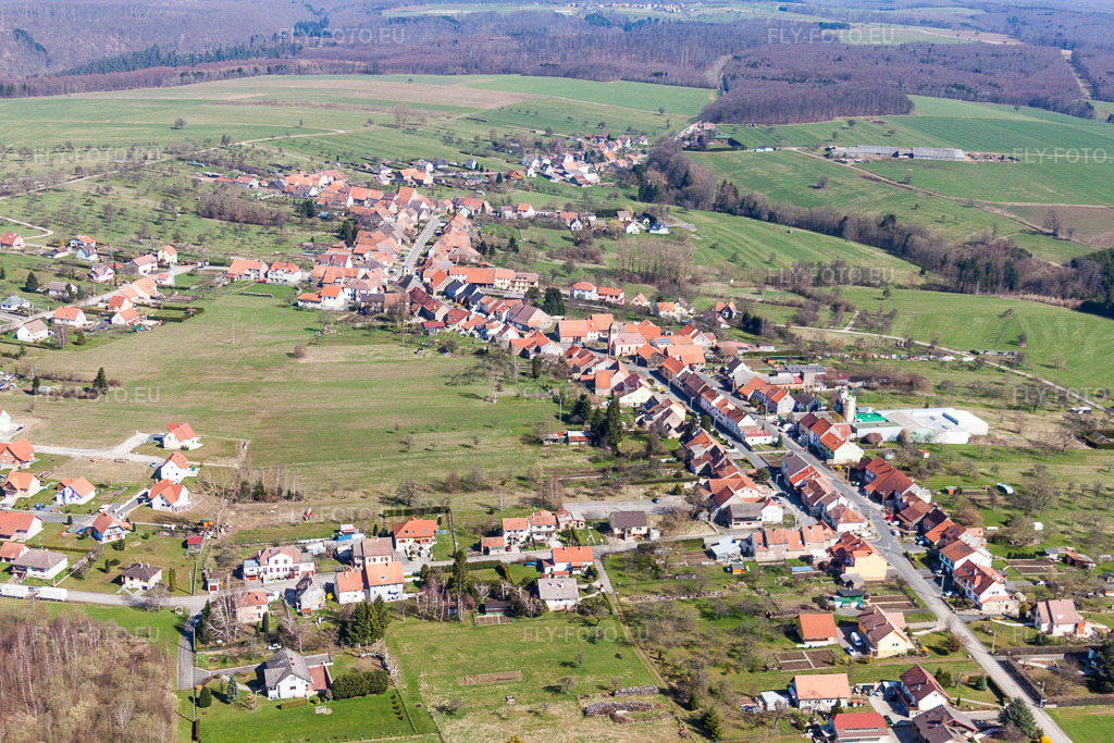 Vue aérienne: Champs agricoles et terres arables à Weislingen dans le département Bas Rhin, France. Photo: IMG_38489.jpg prise le 20/03/2011 par Werner Riehm/FLY-FOTO.eu – Résolution de l'original: 4752 x 3168 px