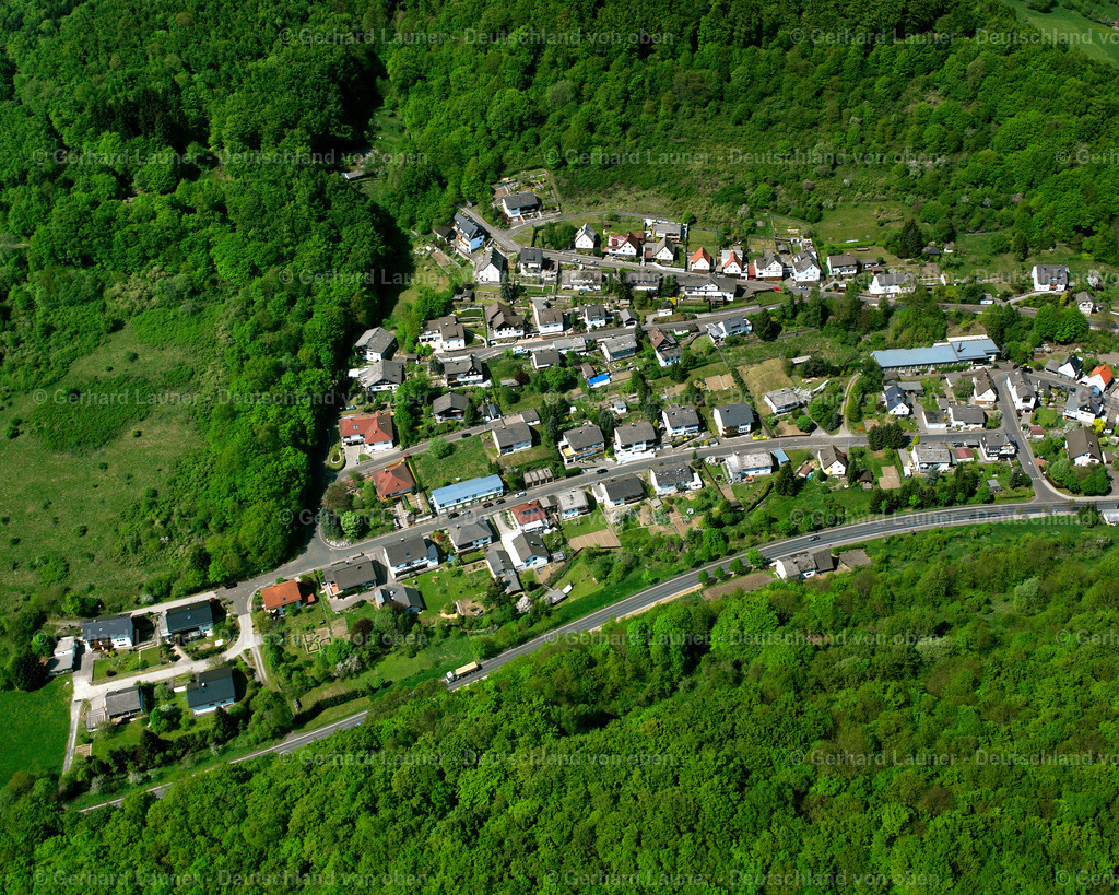 2610328 | NANZENBACH 05.07.2006 Von Wald und Forstgebieten umgebener Ortskern der Straßen und Häuser und Wohngebiete in Nanzenbach im Bundesland Hessen, Deutschland // Surrounded by forest and forest areas center of the streets and houses and residential areas in Nanzenbach in the state Hesse, Germany Foto: Gerhard Launer