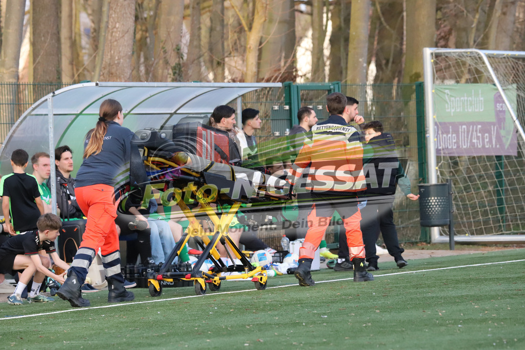 SC Bünde - TuS Brake | Auf dem Bild zu sehen: Rettungsdienst EinsatzSC Bünde, TuS Brake, Saison 25/26, Bezirksliga, Deutschland - Realisiert mit Pictrs.com