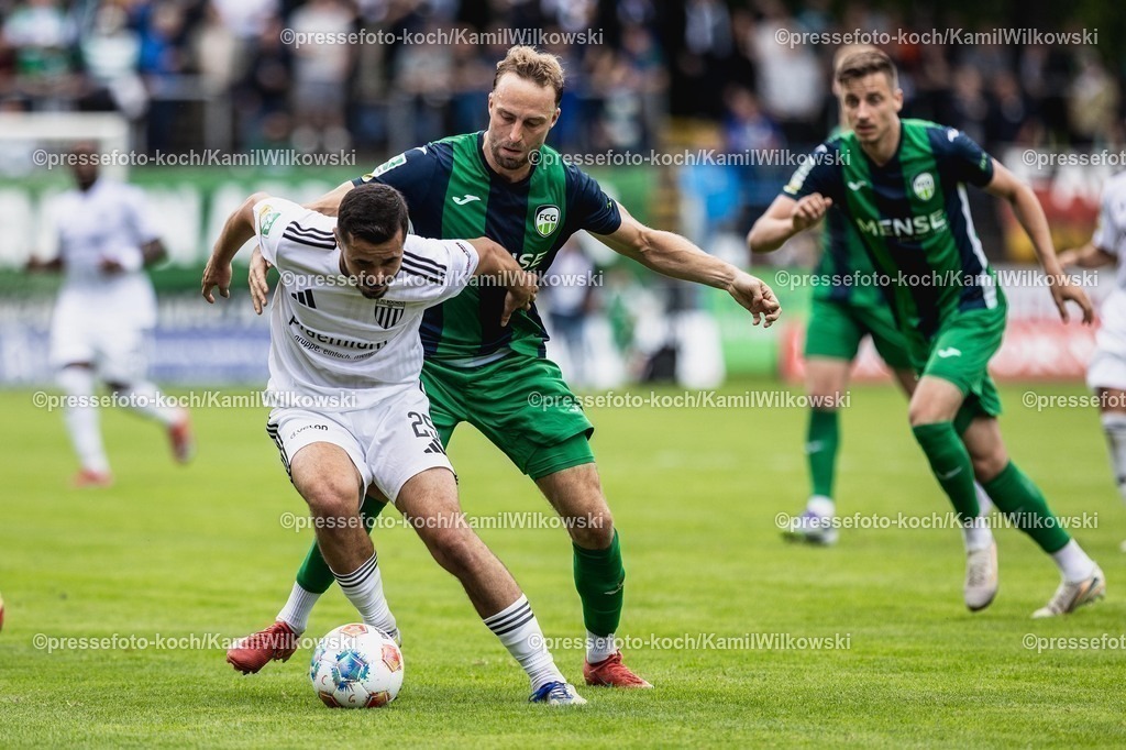 xKWI02082501046 | 02.08.2025, xkwix, Fußball, Regionalliga West, FC Gütersloh - 1. FC Bocholt, Ohlendorf Stadion im Heidewald: Fynn Arkenberg ( FC Gütersloh #33 ) im Zweikampf gegen Marvin Lorch (1.FC Bocholt #25)