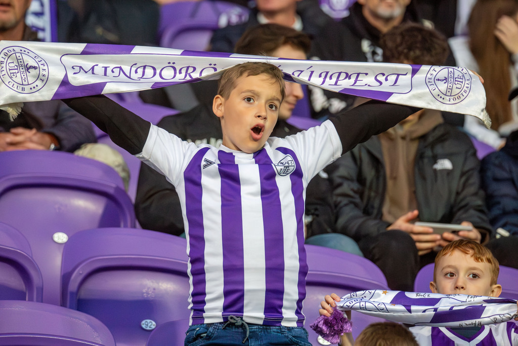 Fußball NB I. (Ungarn) Saison 2024/25, 32. Spieltag: Újpest FC gegen Nyíregyháza Spartacus***Junger Fan voller Vorfreude auf das Spiel | Fußball NB I. (Ungarn) Saison 2024/25, 32. Spieltag: Újpest FC gegen Nyíregyháza Spartacus***Junger Fan voller Vorfreude auf das Spiel - Realisiert mit Pictrs.com