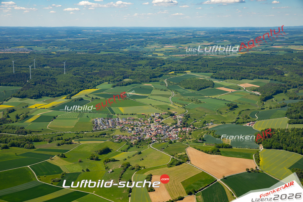Klassische Luftaufnahme ohne Drohne zeigt:Hüngheim bei Ravenstein - Die Luftbildaufnahme wurde 2025 vom UL-Flugzeug heraus erstellt ( keine Drohne ) - Hochauflösende Luftaufnahme -Nicht vergleichbar mit Google Maps oder Satelittenbilder- Die Geschenkidee !Mit Lizenz und Bildrechte bestellbar