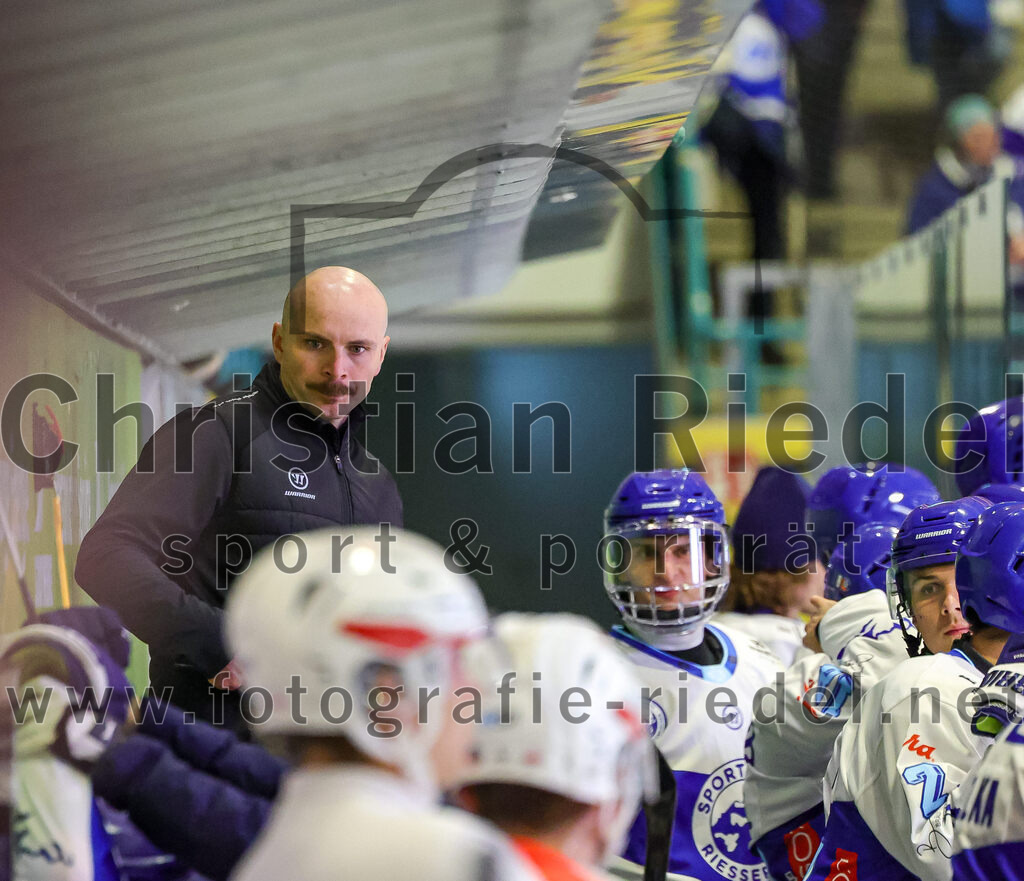 2025-09-26_010_TSV_Erding_gegen_SC_Riessersee | Erding, Deutschland, 26.09.2025:Eishockey, Oberliga Süd 2025 / 2026, 3. Spieltag, TSV Erding gegen SC Riessersee, Endergebnis: 3:5Headcoach Hunor Marton (SC Riessersee)Foto: Christian Riedel / fotografie-riedel.net