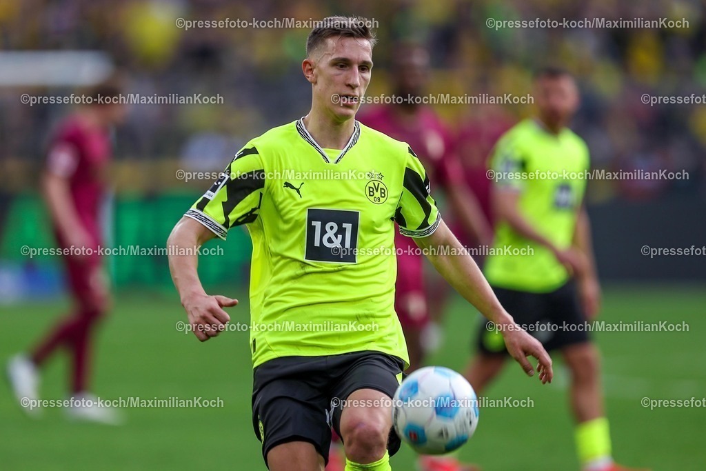 BVB08032502331 | 08.03.2025, Fußball, Borussia Dortmund - FC Augsburg, 1. Fußball Bundesliga, 25. Spieltag, Signal Iduna Park, Saison 2024 2025: Nico Schlotterbeck (BVB #4)DFB regulations prohibit any use of photographs as image sequences and or quasi-video.