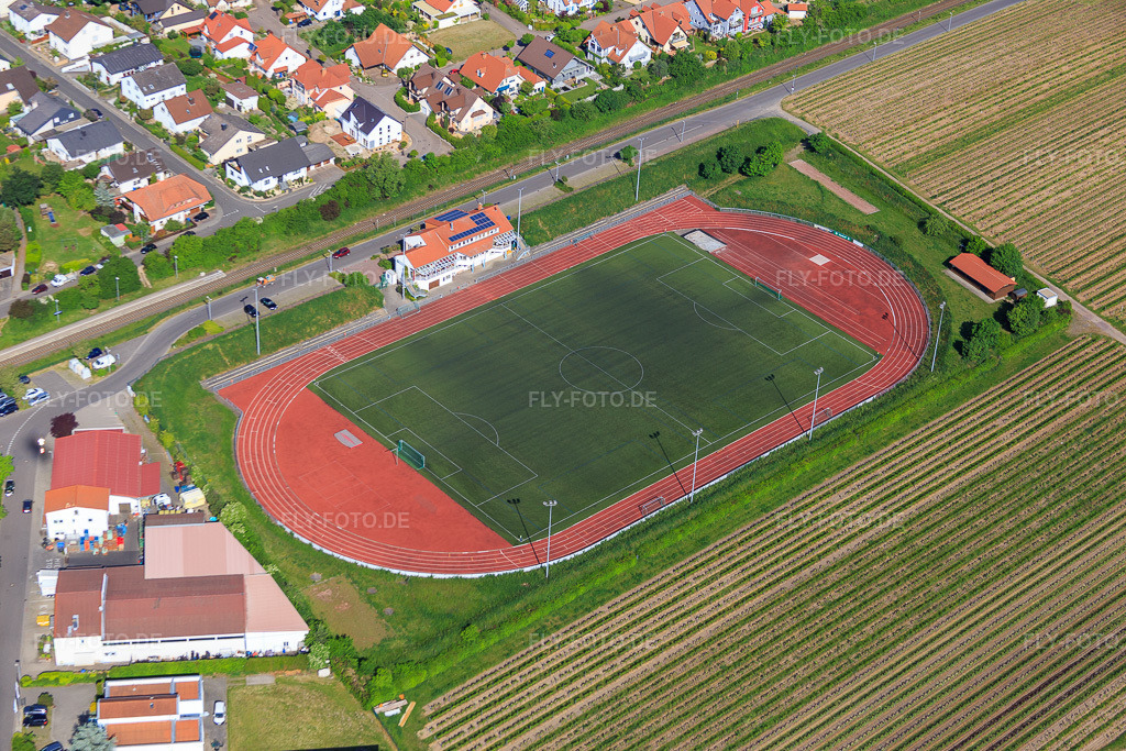 Luftbild: Sportplatz des TuS 1883 Wachenheim e.V in Wachenheim an der Weinstraße im Bundesland Rheinland-Pfalz in Deutschland. Foto: IMG_078702.jpg vom 13.05.2015 durch Werner Riehm/FLY-FOTO.de