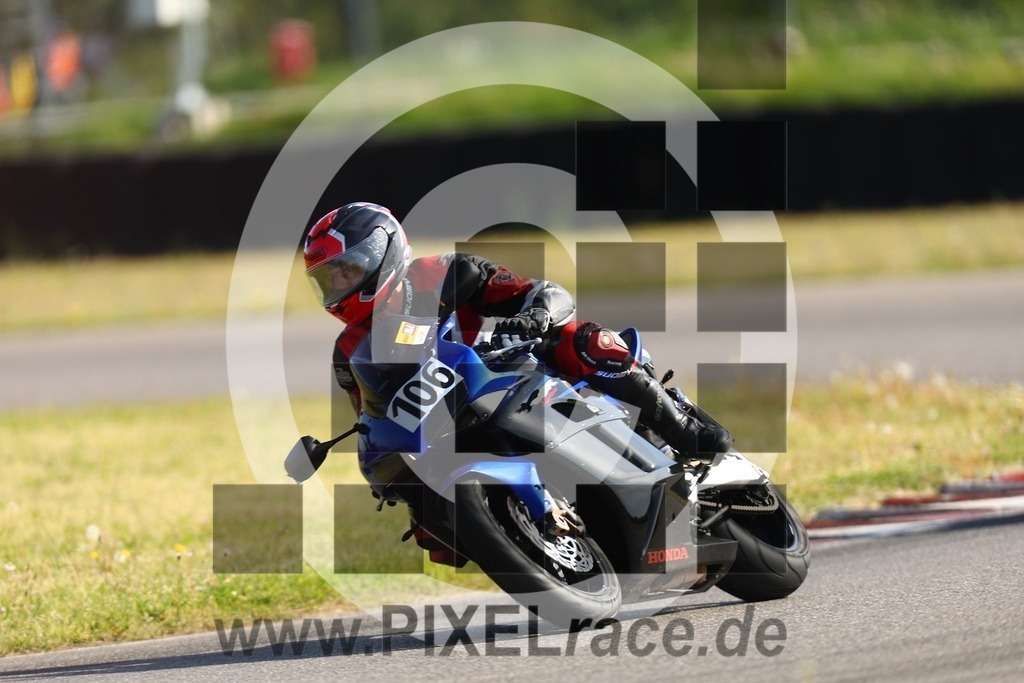 0106-20260426_00526 | Schöne Erinnerungen an spannende Momente - das festzuhalten ist unser Job. PIXELrace.de ist seit 2003 auf den Rennstrecken Europas unterwegs um die Action draußen beim Fahren und die wunderbare Stimmung imm Fahrerlager für euch einzufangen.