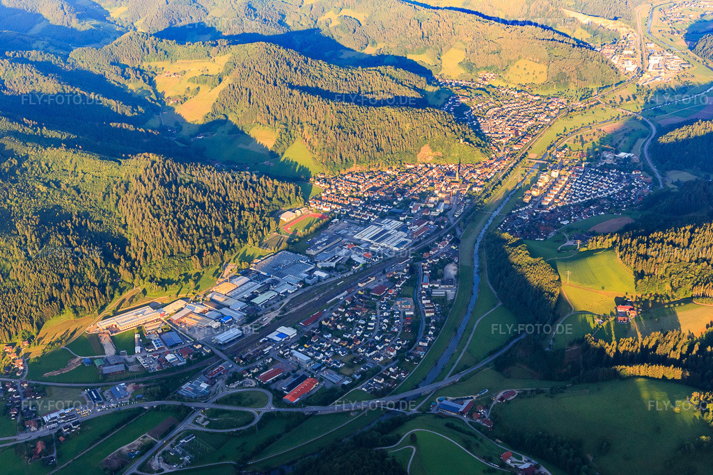 Luftbild: Ortsansicht im Kinzigtal von Osten in Hausach im Bundesland Baden-Württemberg in Deutschland. Foto: IMG_114885.jpg vom 01.06.2019 durch Werner Riehm/FLY-FOTO.de