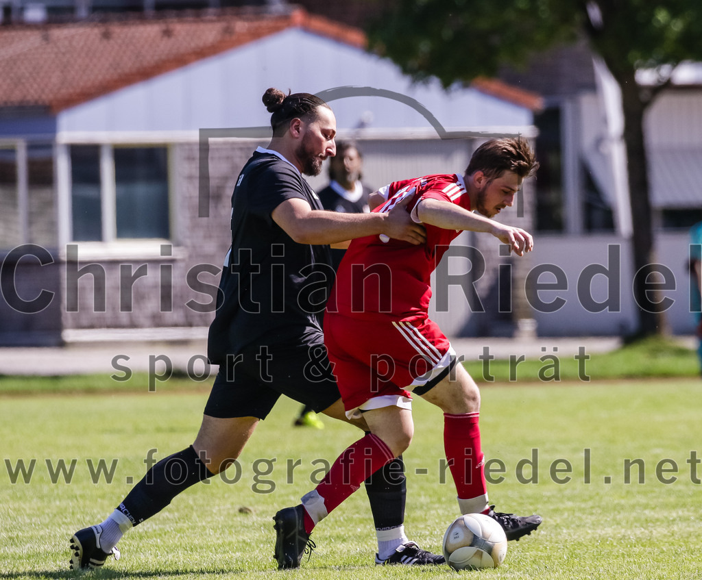 2023-09-02_010_SG_Markt_Schwaben_II_gegen_SV_Internationale_Taufkirchen_II | Markt Schwaben, Deutschland, 02.09.2023:
Fußball, C-Klasse 2023 / 2024, 3. Spieltag, (SG) Markt Schwaben II gegen SV Internationale Taufkirchen II, Endergebnis: 6:2

Oguz Arslan (SV Internationale Taufkirchen, #15), Marcel Götz (SG Markt Schwaben, #14)

Foto: Christian Riedel / fotografie-riedel.net