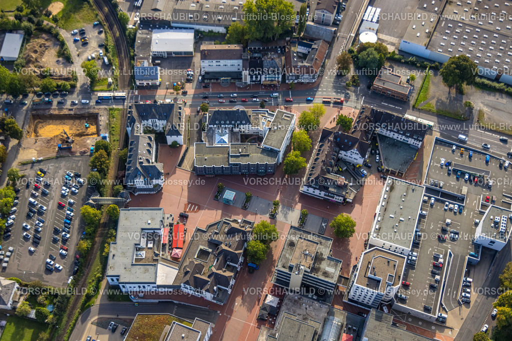 Kreuztal230911568 | Luftbild, Rathaus Stadtverwaltung, Einkaufszentrum Marburger Straße Einkaufsstraße und Fußgängerzone mit Marktplatz Roter Platz, Kreuztal, Siegerland, Nordrhein-Westfalen, Deutschland