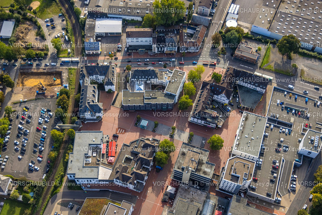 Kreuztal230911568 | Luftbild, Rathaus Stadtverwaltung, Einkaufszentrum Marburger Straße Einkaufsstraße und Fußgängerzone mit Marktplatz Roter Platz, Kreuztal, Siegerland, Nordrhein-Westfalen, Deutschland