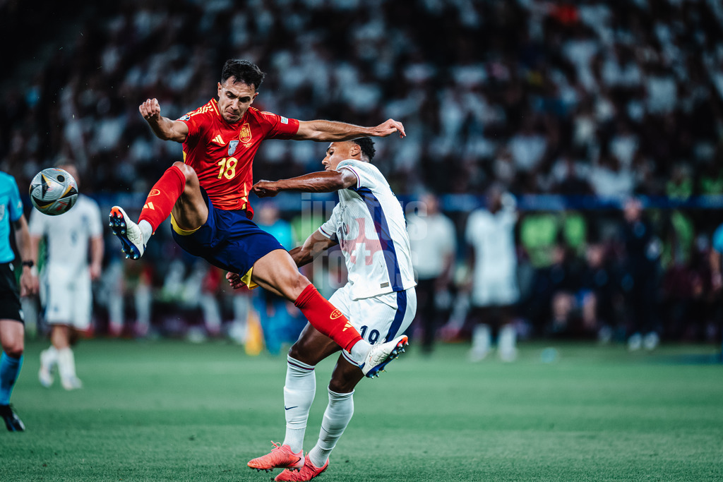Fußball | Herren | UEFA-Fußball-Europameisterschaft 2024 | Finale | Spanien vs. England | 14.07.2024 | Martin Zubimendi (#18, Spanien) in der Luft gegen Ollie Watkins (#19, England) rechts