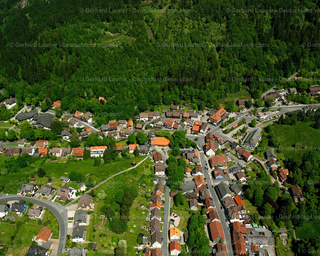 2638575 | ALTENAU 09.06.2006 Wald- Gebiete und Forstflächen umsäumen das Siedlungsgebiet des Dorfes in Altenau im Bundesland Niedersachsen, Deutschland // Village - view on the edge of forested areas in Altenau in the state Lower Saxony, Germany Foto: Gerhard Launer