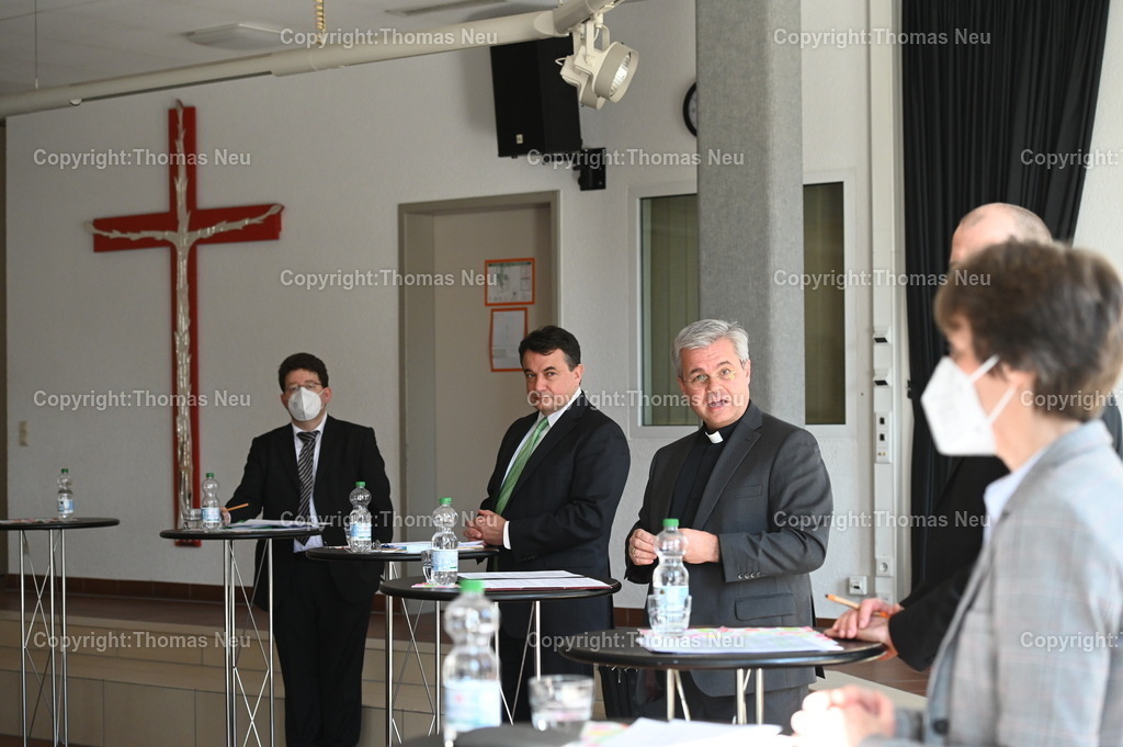 DSC_2312 | bbe,LFS, Forum, PK Zukunbft der LFS, Neuer Träger ISR International School of Rhine GmbH, mit Weihbischof Dr. Udo Markus Bentz (3.v.links), , Geschäftsführer ISR Peter Soliman (2.v.links), , Bildungsdezernent Bistum Mainz Gereon Geissler, FLS Leiterin Ursula Machnik, ,, Bild: Thomas Neu