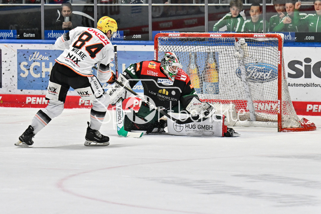 Augsburger Panther - Löwen Frankfurt  | den Penalty von Chris WILKIE (Loewen Frankfrut 84) kann Strauss MANN (Augsburger Panther #38) halten./ DEL: Augsburger Panther - Loewen Frankfurt, Curt Frenzel Stadion am 12.01.2025