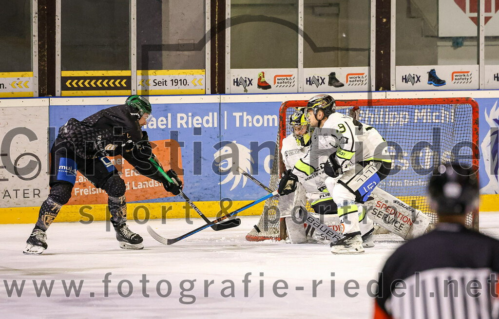 2024-02-16_033_TSV_Erding_gegen_ERSC_Amberg | Erding, Deutschland, 16.02.2024:
Eishockey, Bayernliga Playoffs 2023 / 2024, 1. Spieltag, TSV Erding gegen ERSC Amberg, Endergebnis: 1:2

Philipp Michl (Erding Gladiators, #77), Torwart Timon Bätge (ERSC Amberg, #31)

Foto: Christian Riedel / fotografie-riedel.net