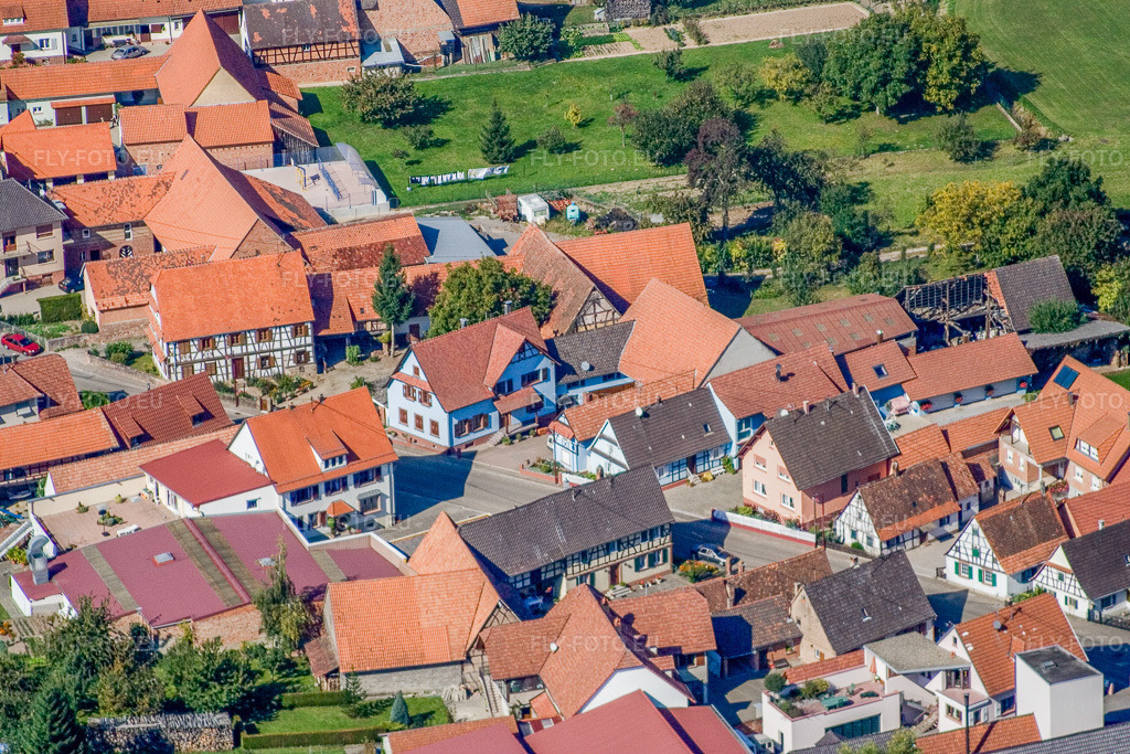 Vue aérienne: Rue Principale depuis le sud-ouest à Schleithal dans le département Bas Rhin, France.Photo: IMG_13590.jpg prise le 28/09/2008 par Werner Riehm/FLY-FOTO.euRésolution de l'original: 3456 x 2304 px