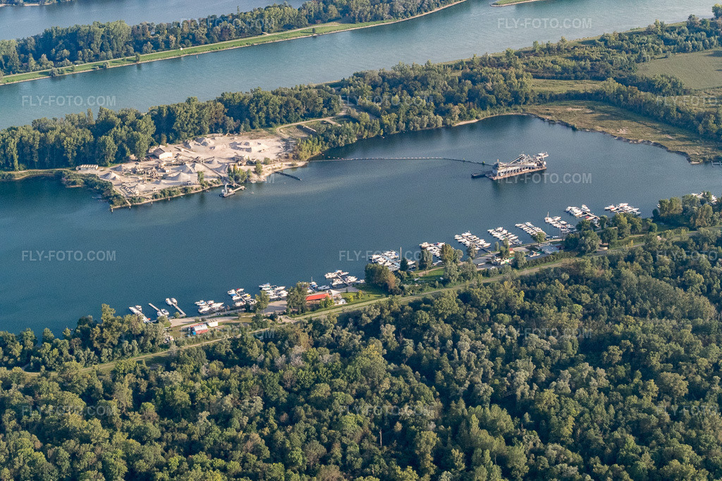 Aerial view: Yachtclub Base Nautique d'Offendorf (BNO) at the Rhine port with LES GRAVIERES ET CONCASSAGES D'OFFENDORF in Offendorf in the state Bas-Rhin, France.Photo: P1000965.jpg taken on 09/15/2014 by Werner Riehm/FLY-FOTO.comResolution of the original: 5472 x 3648 px